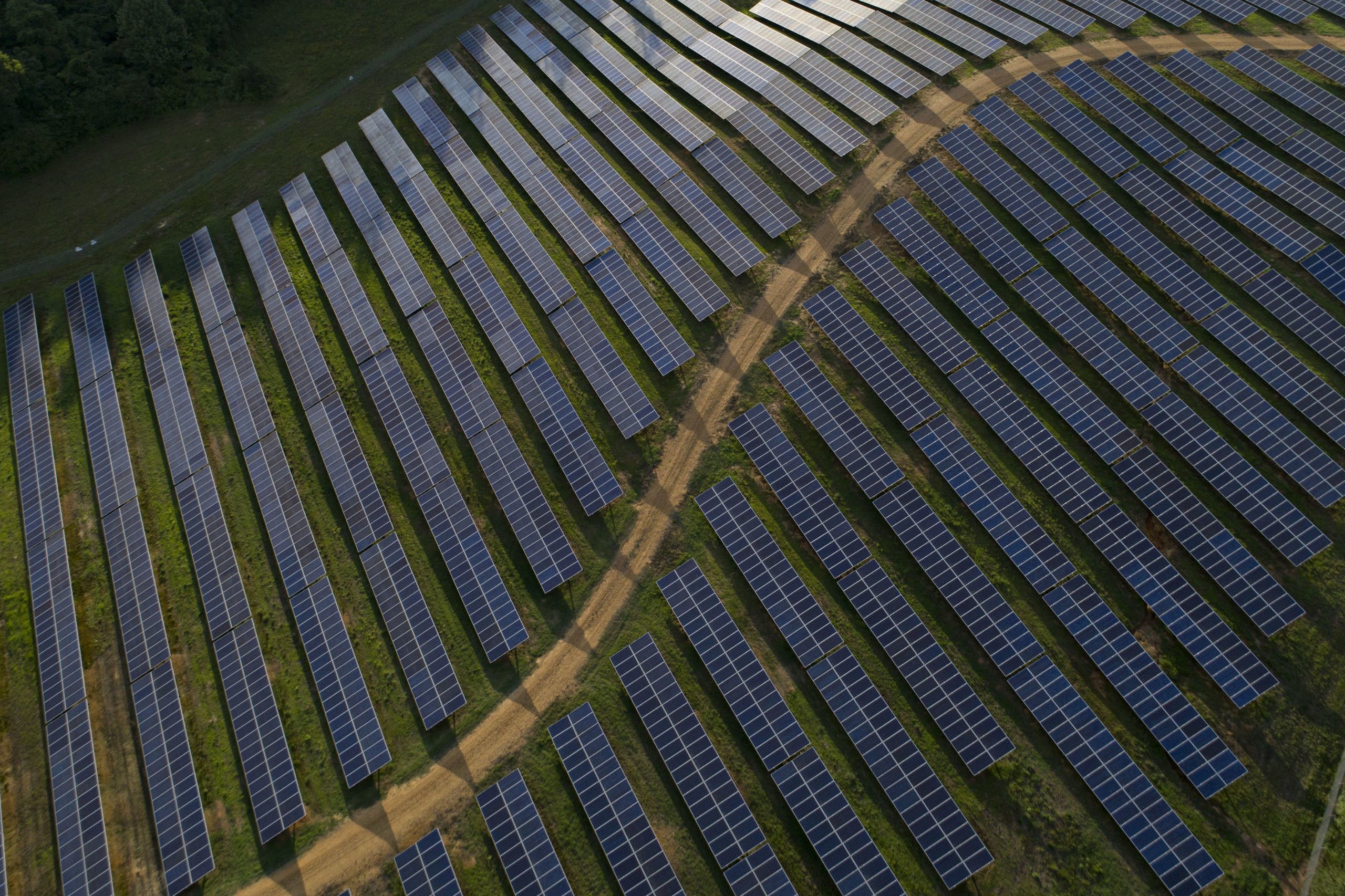 Solar panels stand at the Dominion Energy Inc. Selmer solar generating facility in this aerial photograph taken above Selmer, Tennessee, U.S., on Wednesday, May 23, 2018. Large oil companies in Europe are continuing to diversify their holdings and increase clean-energy investments. Royal Dutch Shell Plc agreed in January to buy a 44 percent stake in Silicon Ranch Corp., the Nashville-based owner and operator of U.S. solar plants. Photographer: Daniel Acker/Bloomberg 