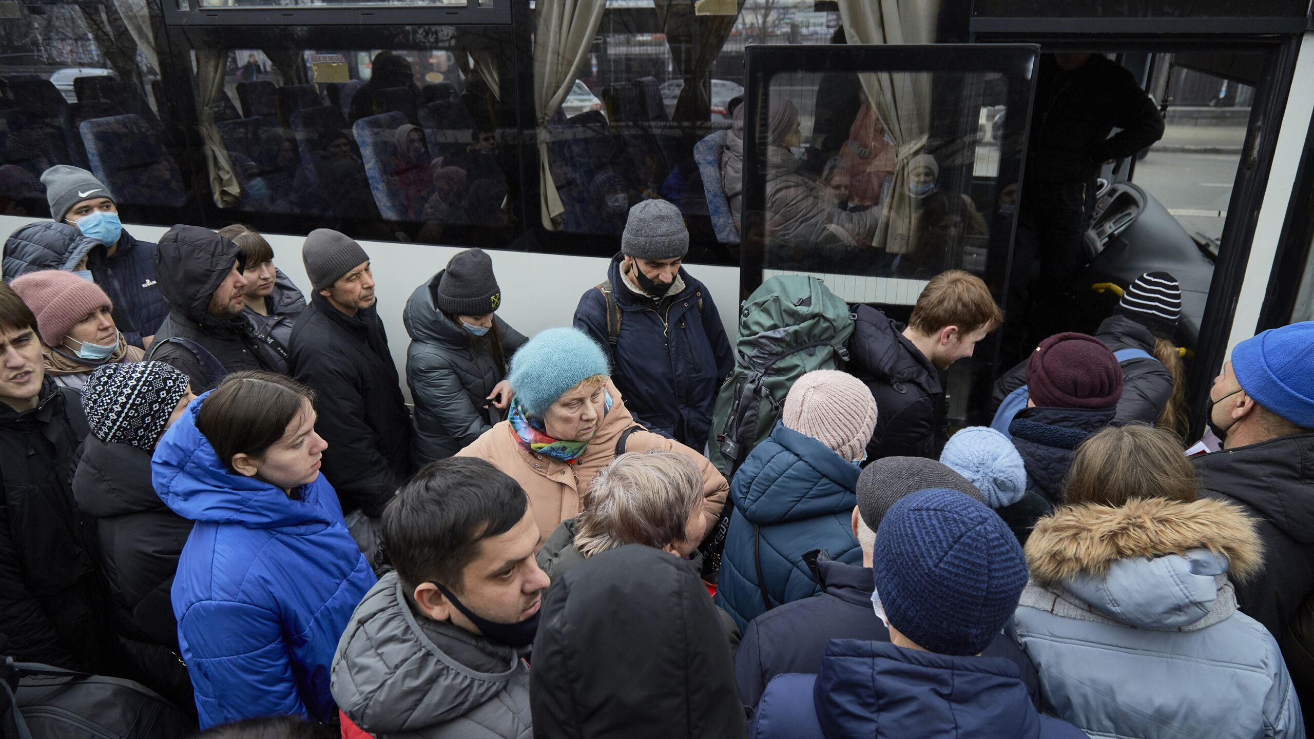 KYIV, UKRAINE – FEBRUARY 24: People board a bus as they attempt to evacuate the city on February 24, 2022 in Kyiv, Ukraine. Overnight, Russia began a large-scale attack on Ukraine, with explosions reported in multiple cities and far outside the restive eastern regions held by Russian-backed rebels. (Photo by Pierre Crom/Getty Images) 