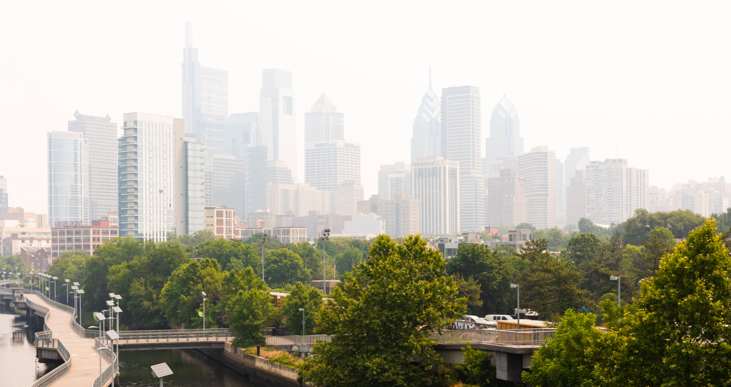 Philadelphia, one of the US cities engulfed by smoke from Canadian wildfires in June. Stegeman wonders how US politicians and bankers could see it and yet not question the physical risks of investment decisions (Photo: Hannah Beier/Bloomberg) 
