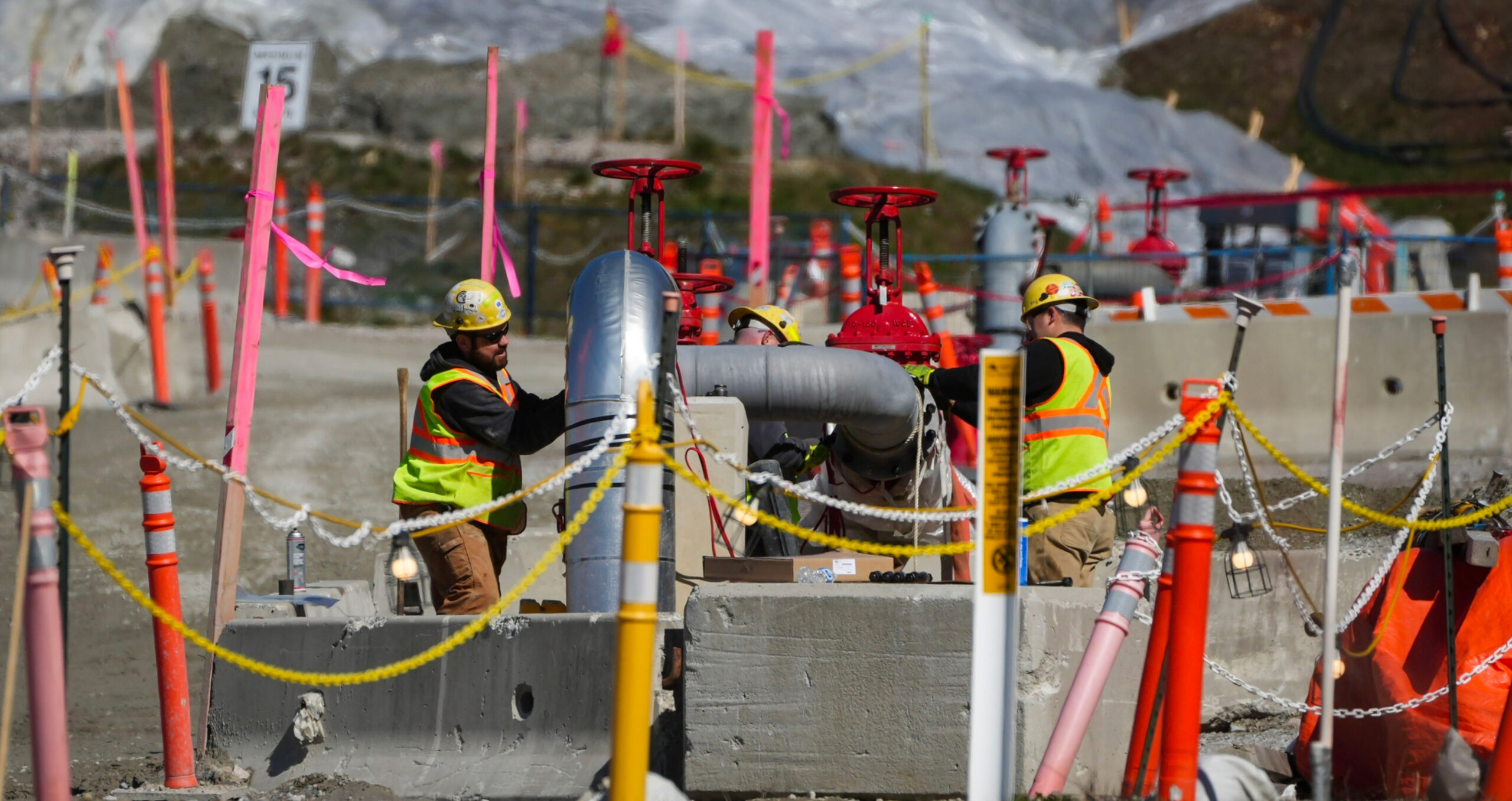 Construction on the Trans Mountain Pipeline expansion project in British Columbia. Six Canadian banks have “stepped in” to finance the next stage of construction, according to Stand.earth (Photo: Darryl Dyck/Bloomberg) 