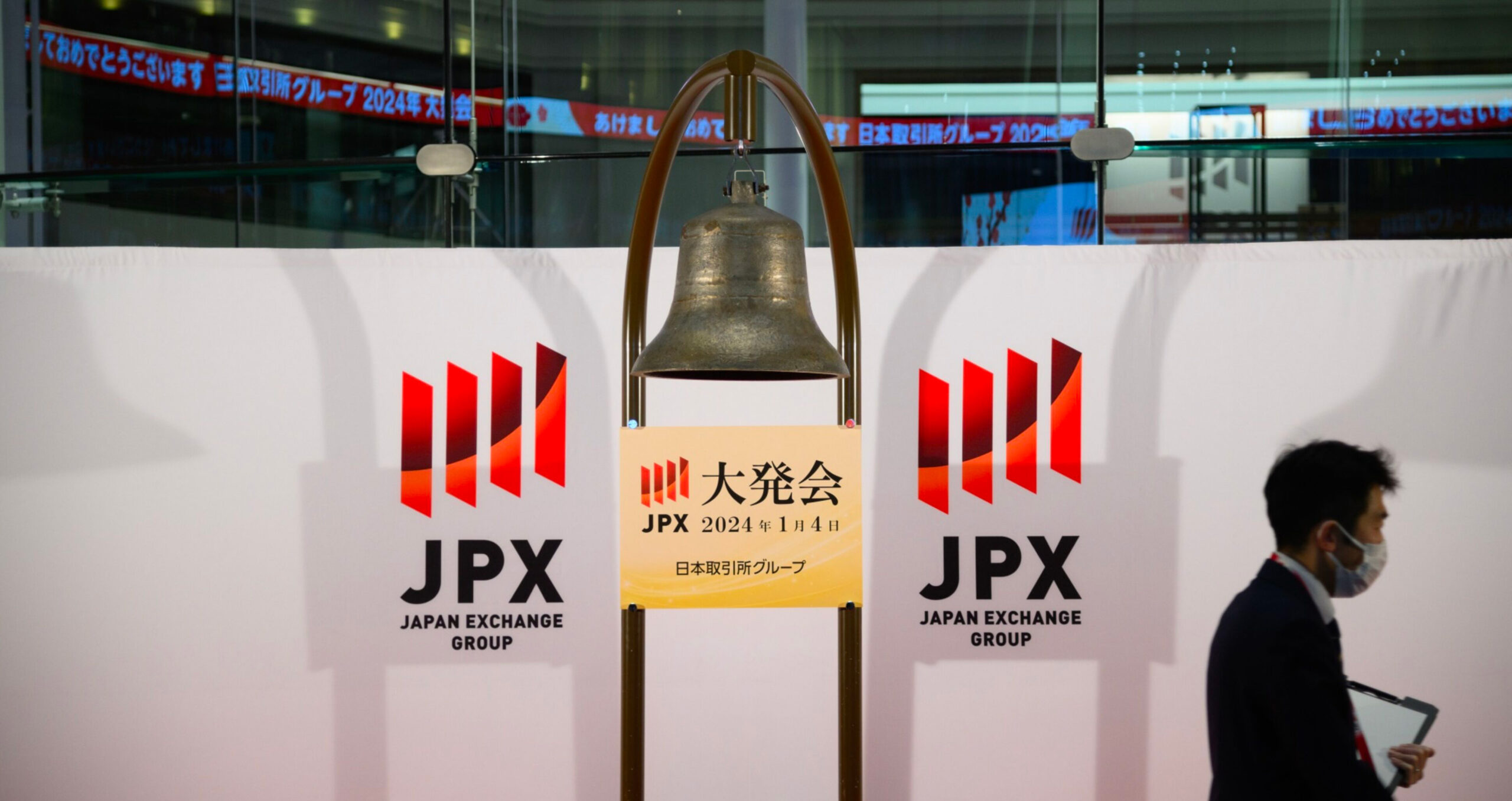 The Tokyo Stock Exchange has published a list of companies that have complied with its latest corporate governance reforms, and intends to update it publicly each month. (Photo: Akio Kon/Bloomberg) 