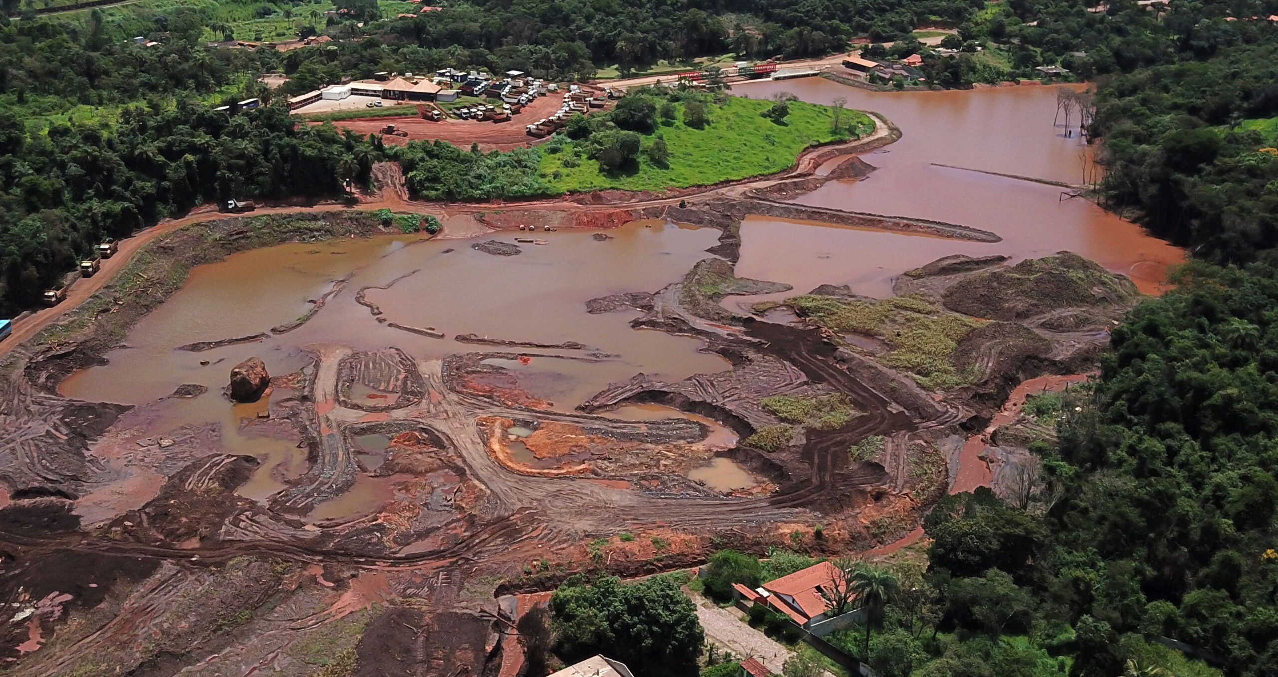 Parque da Cachoeira in Brazil was inundated by mining waste in 2019 following the collapse of the Brumadinho dam, owned by mining company Vale. In Europe, MEPs are debating what Oxfam has called “a once-in-a-generation opportunity to end corporate impunity”  (Photo: Douglas Magno/AFP via Getty Images) 