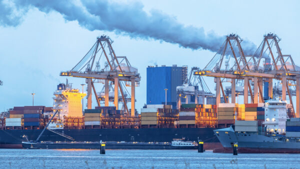 Containerships loading in port, emissions