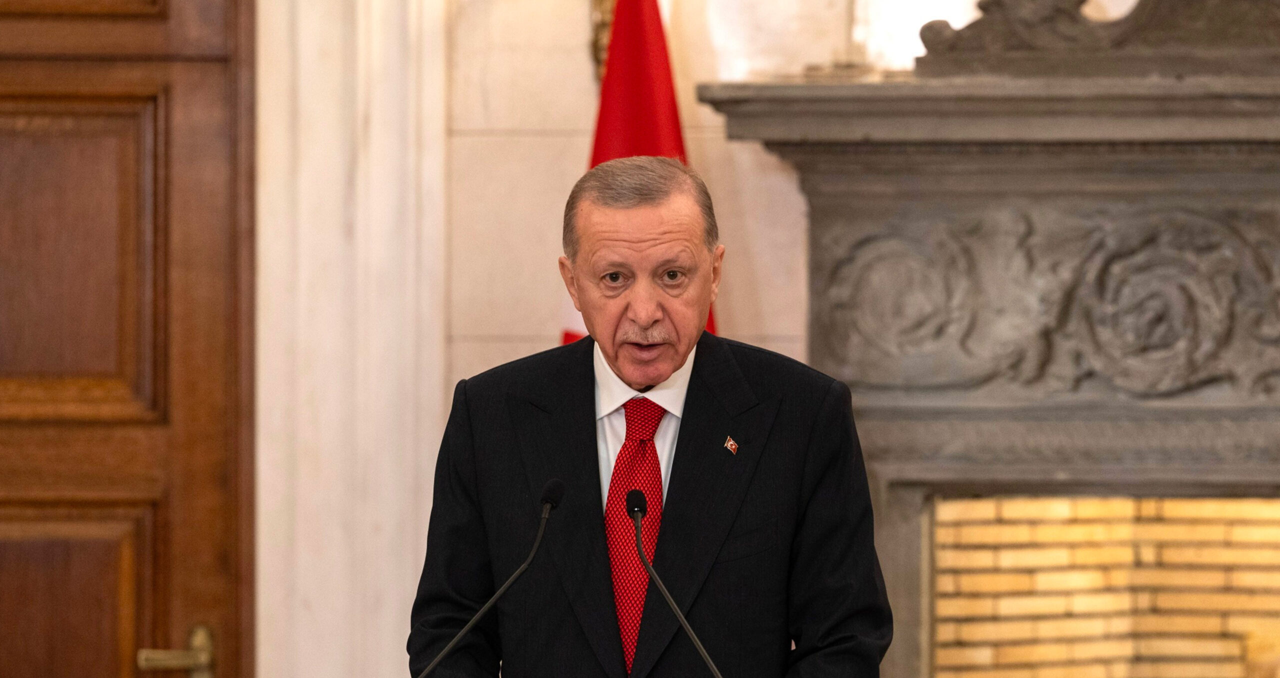 Turkey’s president, Recep Tayyip Erdogan, introduced several popular measures shortly before last year’s elections, such as raising public sector wages and free natural gas for households for one year. Afterwards, he reinstated orthodox monetary and fiscal policies (Photo: Yorgos Karahalis/Bloomberg) 